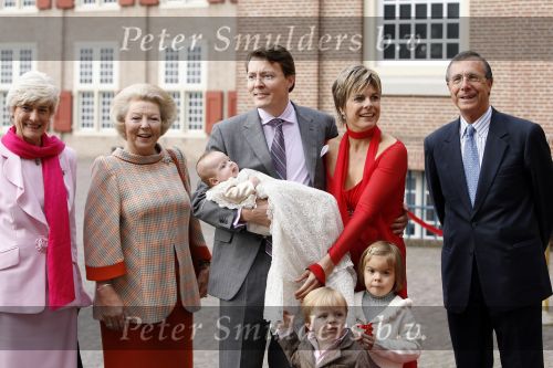 Apeldoorn 8 oktober 2006
Doop Prinses Leonore in het Loo in Apeldoorn.
Prinses Laurentien Prins Constantijn Koningin Beatrix Laurens jan Brinkhorst Prinses Eloise Prins Claus Cazimir en Eleonor.
Peter Smulders bv