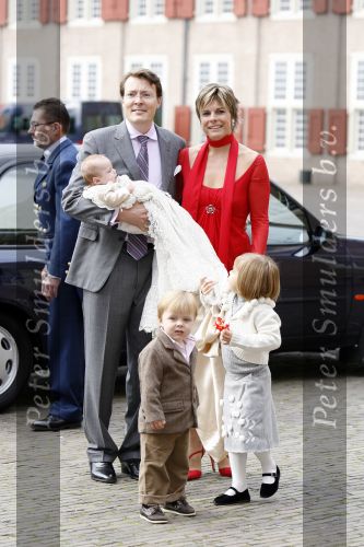 Apeldoorn 8 oktober 2006
Doop Prinses Leonore in het Loo in Apeldoorn.
Prinses Laurentien Prins Constantijn Koningin Beatrix Laurens jan Brinkhorst Prinses Eloise Prins Claus Cazimir en Eleonor.