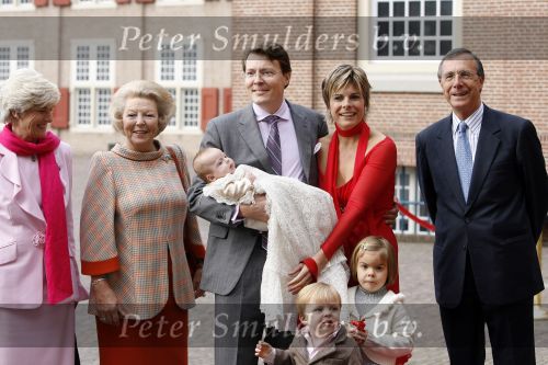 Apeldoorn 8 oktober 2006
Doop Prinses Leonore in het Loo in Apeldoorn.
Prinses Laurentien Prins Constantijn Koningin Beatrix Laurens jan Brinkhorst Prinses Eloise Prins Claus Cazimir en Eleonor.