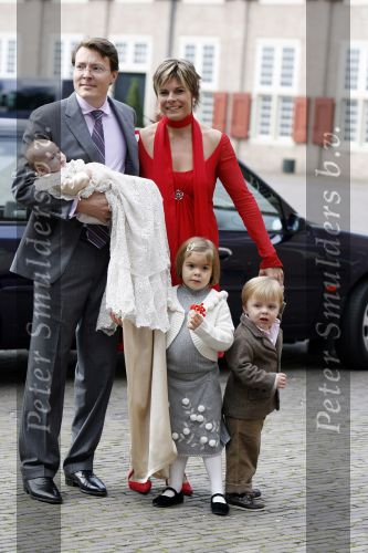 Apeldoorn 8 oktober 2006
Doop Prinses Leonore in het Loo in Apeldoorn.
Prinses Laurentien Prins Constantijn Koningin Beatrix Laurens jan Brinkhorst Prinses Eloise Prins Claus Cazimir en Eleonor.
