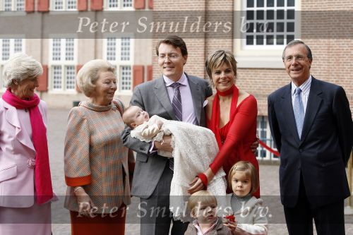 Apeldoorn 8 oktober 2006
Doop Prinses Leonore in het Loo in Apeldoorn.
Prinses Laurentien Prins Constantijn Koningin Beatrix Laurens jan Brinkhorst Prinses Eloise Prins Claus Cazimir en Eleonor.
Peter Smulders bv
