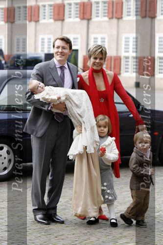 Apeldoorn 8 oktober 2006
Doop Prinses Leonore in het Loo in Apeldoorn.
Prinses Laurentien Prins Constantijn Koningin Beatrix Laurens jan Brinkhorst Prinses Eloise Prins Claus Cazimir en Eleonor.
Peter Smulders bv