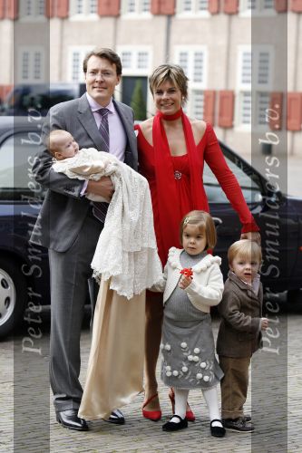 Apeldoorn 8 oktober 2006
Doop Prinses Leonore in het Loo in Apeldoorn.
Prinses Laurentien Prins Constantijn Koningin Beatrix Laurens jan Brinkhorst Prinses Eloise Prins Claus Cazimir en Eleonor.
Peter Smulders bv