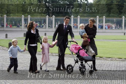 Apeldoorn 8 oktober 2006
Doop Prinses Leonore in het Loo in Apeldoorn.
Prinses Marilenen Prins Maurits met hun kinderen Prinses Anna Prins Lucas en Prinses Felicia met hun aupair  
Peter Smulders bv