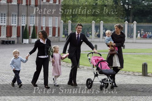 Apeldoorn 8 oktober 2006
Doop Prinses Leonore in het Loo in Apeldoorn.
Prinses Marilenen Prins Maurits met hun kinderen Prinses Anna Prins Lucas en Prinses Felicia met hun aupair  
Peter Smulders bv
