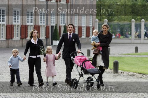 Apeldoorn 8 oktober 2006
Doop Prinses Leonore in het Loo in Apeldoorn.
Prinses Marilenen Prins Maurits met hun kinderen Prinses Anna Prins Lucas en Prinses Felicia met hun aupair  
Peter Smulders bv