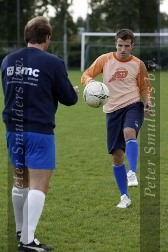 Beverwijk 5 oktober 2006
Rafael v d Vaart aan het revalideren na zijn heup blessure met Ton Pronk.