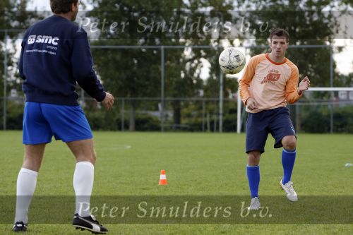 Beverwijk 5 oktober 2006
Rafael v d Vaart aan het revalideren na zijn heup blessure met Ton Pronk.