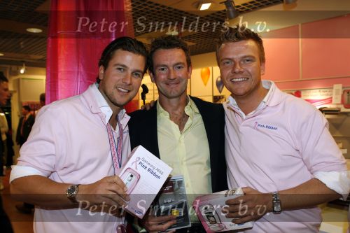 Amsterdam 5 oktober 2006
Kluun  Winston Gerschtanowitz en Bastiaan Ragas bij presentatie Pink Ribbon Samsung en KPN.