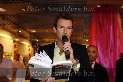 Amsterdam 5 oktober 2006
Kluun bij presentatie Pink Ribbon Samsung en KPN.