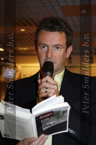 Amsterdam 5 oktober 2006
Kluun bij presentatie Pink Ribbon Samsung en KPN.
