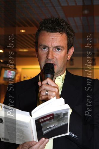 Amsterdam 5 oktober 2006
Kluun bij presentatie Pink Ribbon Samsung en KPN.