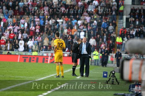 Eindhoven, 20 Oktober 2006 
Kompetitiewedstrijd PSV-Roda JC Seizoen 2006/2007
Eindstand 4-1
Scheidsrechter Ruud Bossen in discussie met Ronald Koeman