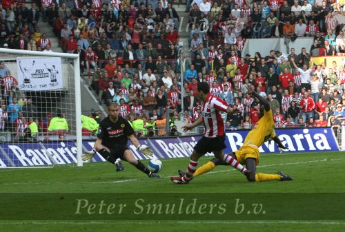 Eindhoven, 20 Oktober 2006 
Kompetitiewedstrijd PSV-Roda JC Seizoen 2006/2007
Eindstand 4-1
Roy Beerens probeert doelman Vladan Kujovic te verschalken