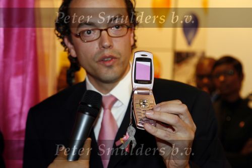 Amsterdam 5 oktober 2006
Winston Gerschtanowitz  Paul Wilkens en Marcel Timmerhuis bij presentatie Pink Ribbon Samsung en KPN.