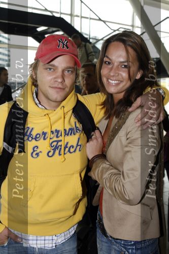 Schiphol 5 oktober 2006
Cast Onderweg naar morgen ONM vertrekken naar Turkije vanweg 25ooe aflevering.
Petra Kachelland en Sander Foppele