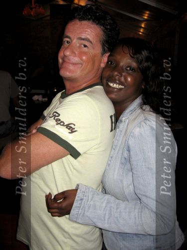 Haarlem 5 augustus 2006
Johnny Kraaykamp jr met zijn vriendin Sophia Ojienda op Harlem Culinair.