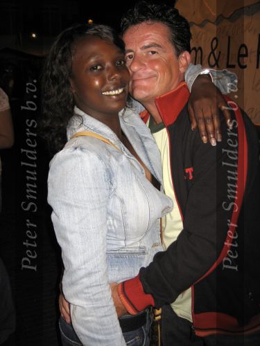 Haarlem 5 augustus 2006
Johnny Kraaykamp jr met zijn vriendin Sophia Ojienda op Harlem Culinair.