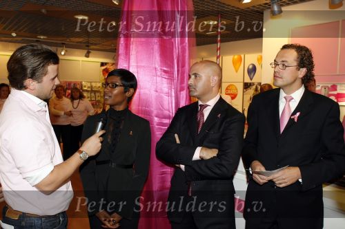 Amsterdam 5 oktober 2006
Winston Gerschtanowitz Sylvana Simons Paul Wilkens en Marcel Timmerhuis bij presentatie Pink Ribbon Samsung en KPN.