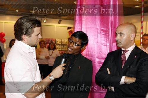 Amsterdam 5 oktober 2006
Winston Gerschtanowitz Sylvana Simons Paul Wilkens    bij presentatie Pink Ribbon Samsung en KPN.