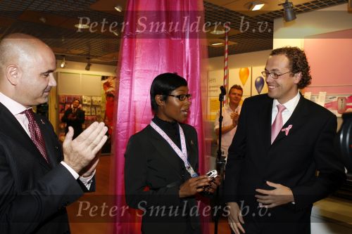 Amsterdam 5 oktober 2006
  Sylvana Simons Paul Wilkens en Marcel Timmerhuis bij presentatie Pink Ribbon Samsung en KPN.