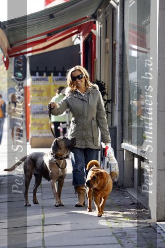 Amsterdam 11 oktober 2006
Tatjana met haar 2 honden aan het winkelen.