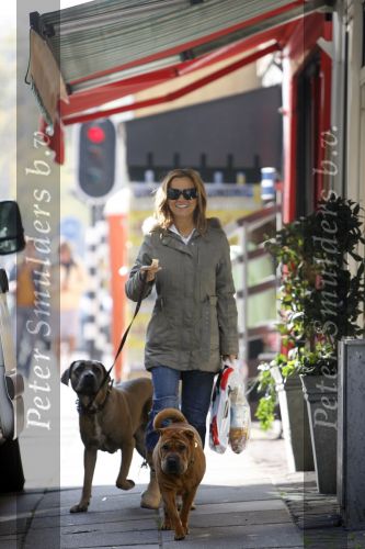 Amsterdam 11 oktober 2006
Tatjana met haar 2 honden aan het winkelen.