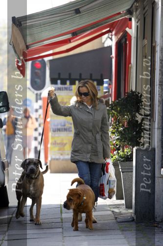Amsterdam 11 oktober 2006
Tatjana met haar 2 honden aan het winkelen.