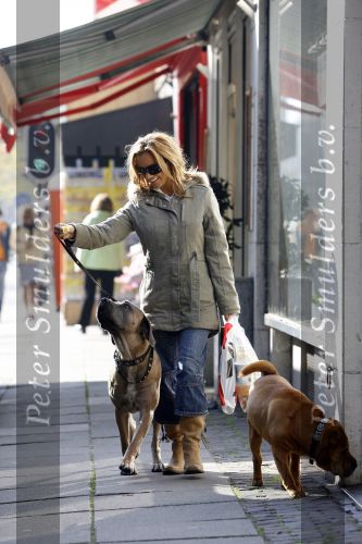 Amsterdam 11 oktober 2006
Tatjana met haar 2 honden aan het winkelen.