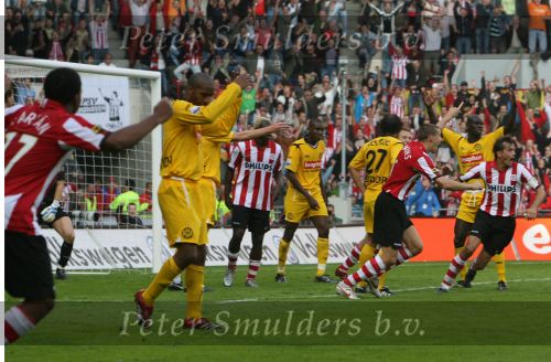 Eindhoven, 15 Oktober 2006 PSV-Roda JC, eindstand 4-1
Kompetitie Seizoen 2006/2007
Alex PSCV heeft zijn ploeg op 2-1 gebracht en Phillip Cocu en Timmy simons zijn erg blij