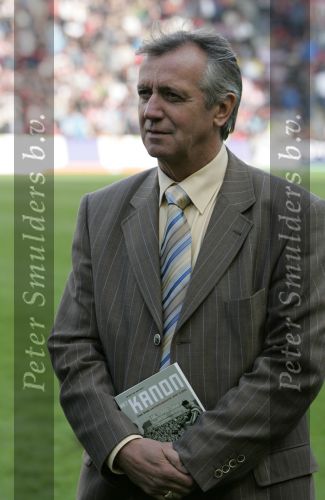 Eindhoven, 20 Oktober 2006 
Kompetitiewedstrijd PSV-Roda JC Seizoen 2006/2007
Eindstand 4-1
Willy v d Kuylen overhandigt het boek over Coen dillen aan de weduwe. In het midden voorzitter Frits Schuitema
