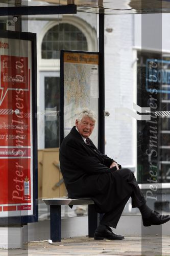 Amsterdam 26 september 2006
Wim Kok zit op de tram te wachten