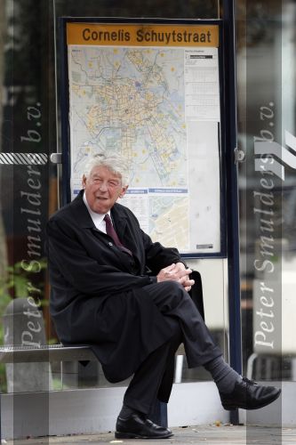 Amsterdam 26 september 2006
Wim Kok zit op de tram te wachten