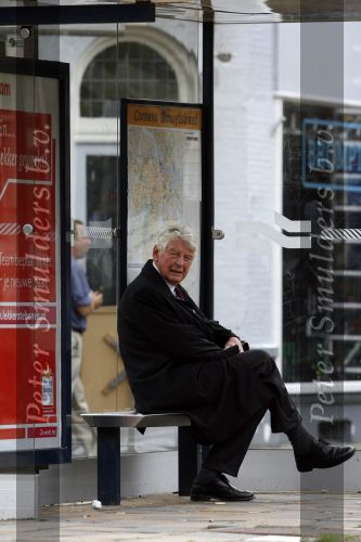 Amsterdam 26 september 2006
Wim Kok zit op de tram te wachten
