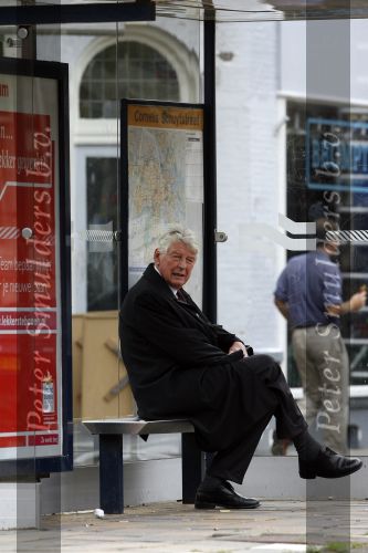 Amsterdam 26 september 2006
Wim Kok zit op de tram te wachten