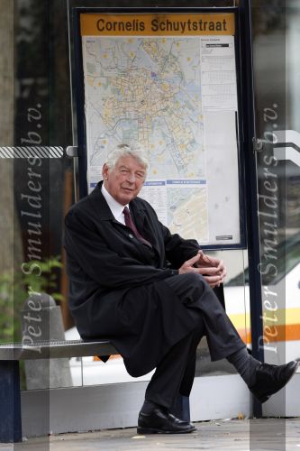 Amsterdam 26 september 2006
Wim Kok zit op de tram te wachten