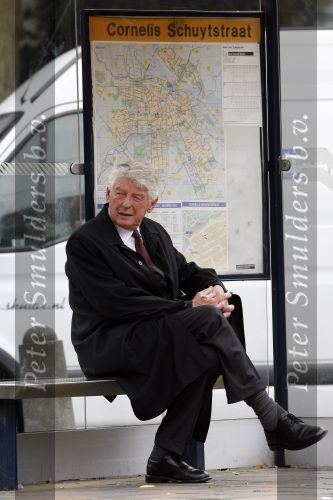 Amsterdam 26 september 2006
Wim Kok zit op de tram te wachten
