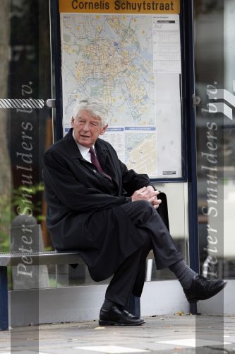 Amsterdam 26 september 2006
Wim Kok zit op de tram te wachten