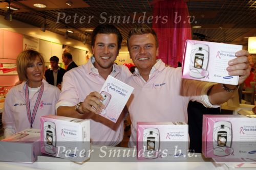 Amsterdam 5 oktober 2006
 Winston Gerschtanowitz en Bastiaan Ragas bij presentatie Pink Ribbon Samsung en KPN.