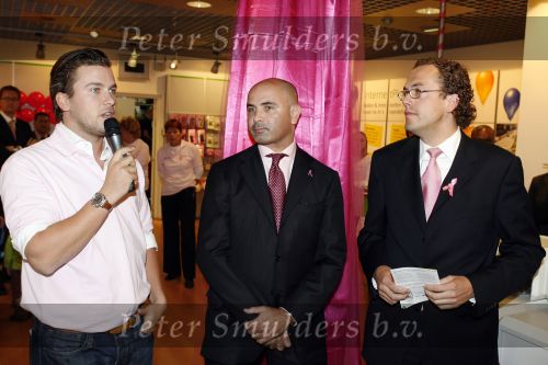 Amsterdam 5 oktober 2006
Winston Gerschtanowitz  Paul Wilkens en Marcel Timmerhuis bij presentatie Pink Ribbon Samsung en KPN.