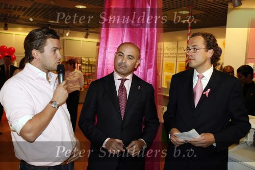 Amsterdam 5 oktober 2006
Winston Gerschtanowitz  Paul Wilkens en Marcel Timmerhuis bij presentatie Pink Ribbon Samsung en KPN.