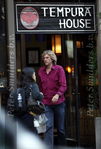 San Francisco 1 oktober 2009
Adam Curry en zijn dochter Christina verlaten het bedrijf van Adam en wandelen naar huis. Adam haalt eten 
Peter Smulders bv