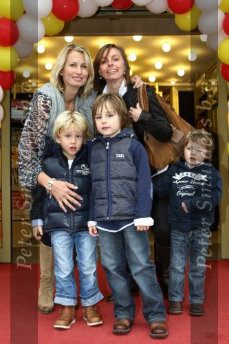Eindhoven, 11 Oktober 2009
Premiere Pipo de Clown in stadsschouwburg
Anouk Smulders met zoontje Max en vriendin met kinderen
Foto Peter Smulders BV