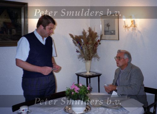 Baden bei Wien, 4 April 1989 Arthur Oostwegel bij zijn huis met een deurwaarder die geld komt innen om zo het beslag van zijn huis af te wenden