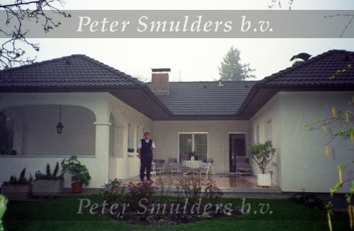 Baden bei Wien, 4 April 1989 Arthur Oostwegel bij zijn huis met een deurwaarder die geld komt innen om zo het beslag van zijn huis af te wenden