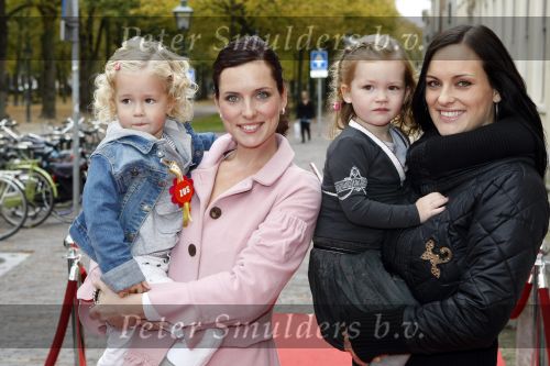 Den Haag 11 oktober 2009
Premiere in theater Diligentia. Marieke v Ginneken met een dochter en Aukje v Ginneken met een kennis
Peter Smulders bv
