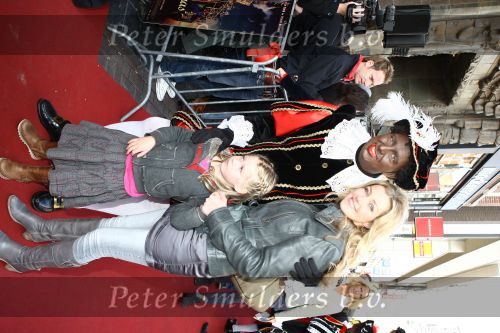 Amsterdam, 4 Oktober 2009
Premiere in Tuschinski, Nederlandse speelfilm:
Sinterklaas en de verdwenen pakjesboot
Brigitte Nijman met dochter
Foto Peter Smulders