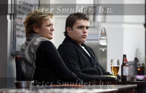 Amsterdam 13 oktober 2009
Caroline Tensen op terras met haar zoon Bob en dochter Lotte en haar vriendje.
Peter Smulders bv