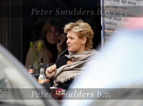 Amsterdam 13 oktober 2009
Caroline Tensen op terras met haar zoon Bob en dochter Lotte en haar vriendje.
Peter Smulders bv