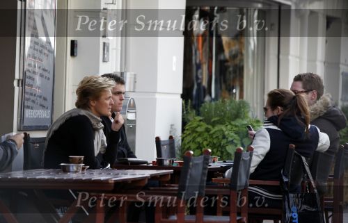 Amsterdam 13 oktober 2009
Caroline Tensen op terras met haar zoon Bob en dochter Lotte en haar vriendje.
Peter Smulders bv